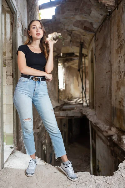 Full Length Portrait Young Attractive Svelte Woman Long Brown Hair — Stockfoto