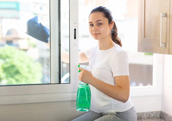 Retrato Mujer Usando Ventana Limpieza Toallas Detergentes Aerosol —  Fotos de Stock