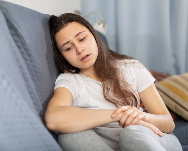 Giovane Donna Depressa Che Problemi Vita Problemi Seduti Soli Casa — Foto Stock