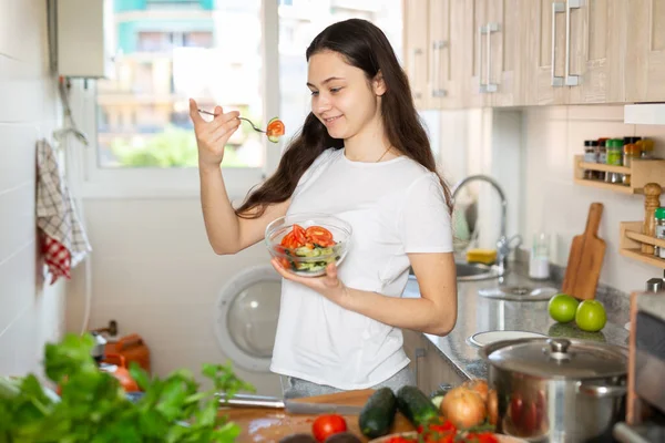 Esposa Positiva Antes Comer Salada Legumes Platão Cozinha — Fotografia de Stock