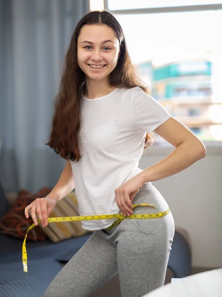 Retrato Jovem Mulher Medindo Seu Corpo Com Fita Métrica Casa — Fotografia de Stock