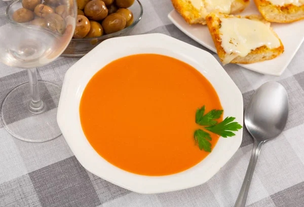 Cold Tomato Soup Gazpacho Parsley White Bowl Sandwiches Cream Cheese — стоковое фото