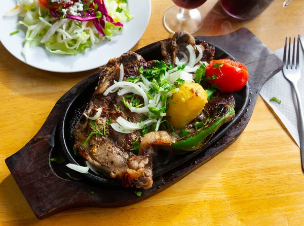 Restoranda Pişirilen Geleneksel Seramik Tabakta Sebzeli Kızarmış Biftek — Stok fotoğraf