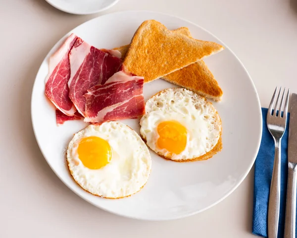 Jaja Smażone Podawane Talerzu Bekonem Tostami Posiłek Śniadaniowy — Zdjęcie stockowe