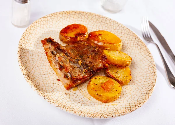 Costillas Cerdo Asadas Carnosas Servidas Plato Con Papas Fritas Doradas —  Fotos de Stock