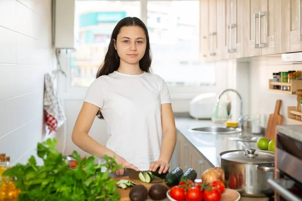Młoda Kobieta Stoi Przy Stole Kroi Warzywa Kuchni — Zdjęcie stockowe