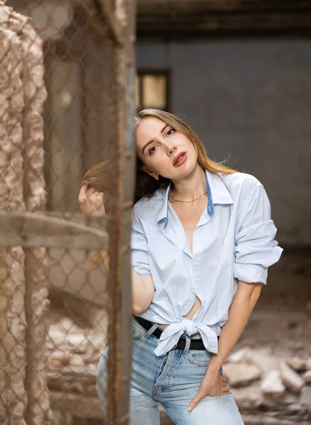 Stylish Young Woman Flowing Long Brown Hair Knotted Blue Shirt — Stockfoto