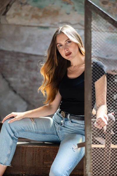 Modern Young Woman Long Brown Hair Black Shirt Jeans Standing — Φωτογραφία Αρχείου