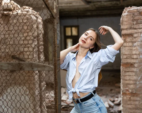 Stylish Young Woman Flowing Long Brown Hair Knotted Blue Shirt — Stock fotografie