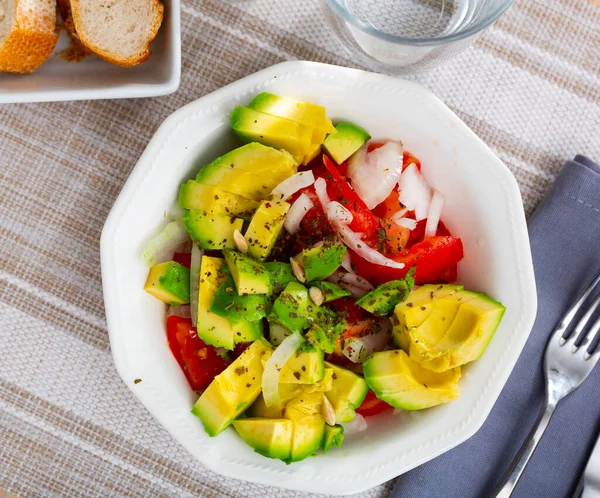 Dilimlenmiş Taze Domates Avokado Zeytinyağlı Soğanlı Sağlıklı Sebze Salatası — Stok fotoğraf