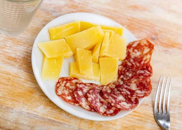 Slices Spanish Dry Cured Sausage Cheese Plate Traditional Appetizer — Stockfoto