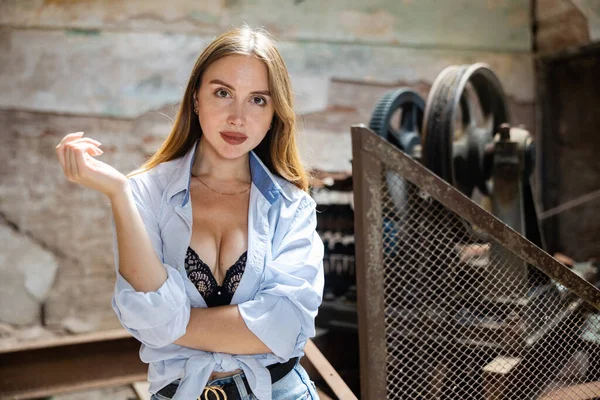 Portrait Attractive Young Caucasian Woman Posing Abandoned Building — Foto de Stock