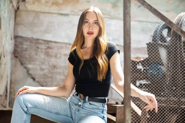 Portrait Attractive Young Caucasian Woman Posing Abandoned Industrial Building — Stok fotoğraf