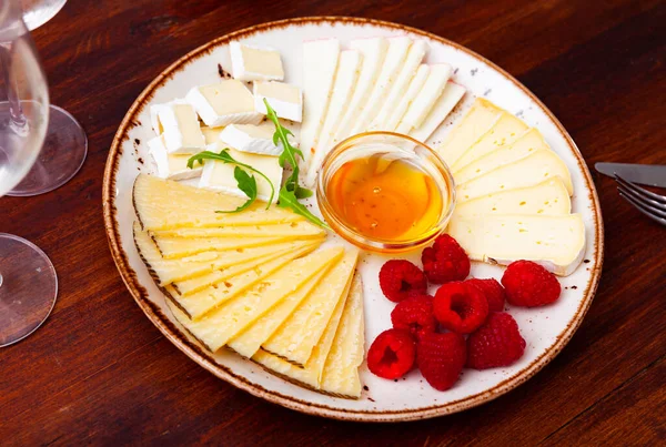 Delicious Cheese Platter Slices Four Types Hard Soft Cheeses Served — Foto Stock