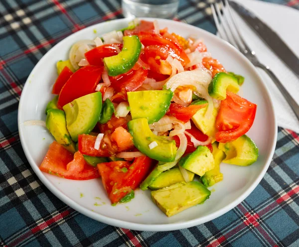 Avokado Domates Soğan Salatası Servis Edilen Mavi Tabakta Servis Edilir — Stok fotoğraf