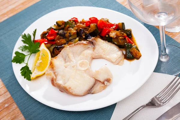 Zubereiteter Blauhai Serviert Mit Gebratenem Gemüse Auf Teller Auf Holztisch — Stockfoto