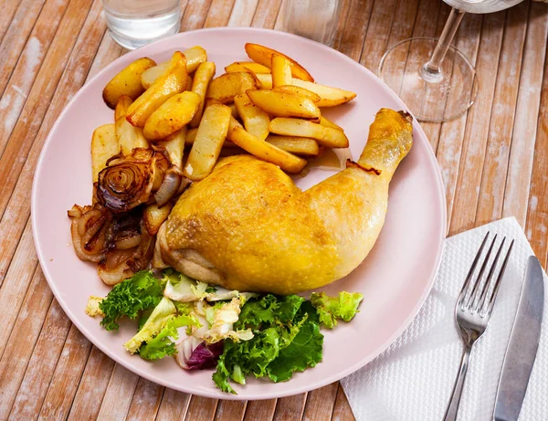 Jambe Poulet Frite Aux Oignons Servie Avec Salade Pommes Terre — Photo