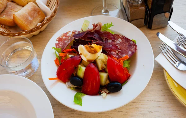 Geleneksel Katalan Salatası Sosis Marul Enginar Soğan Zeytin Dolma Biber — Stok fotoğraf