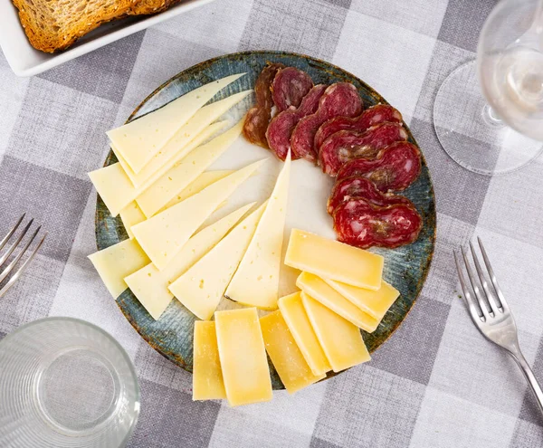 Appetizing Slicing Plate Smoked Sausages Pieces Hard Cheese Traditional Spanish — Stockfoto