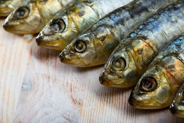 นหล งอาหารทะเล ปลาซาร นเกล อและกดบนโต ะไม — ภาพถ่ายสต็อก
