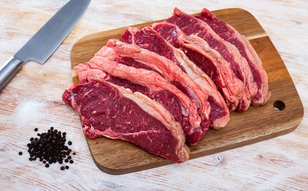 Trozos Carne Res Con Guisantes Pimienta Amarga Tabla Cortar —  Fotos de Stock