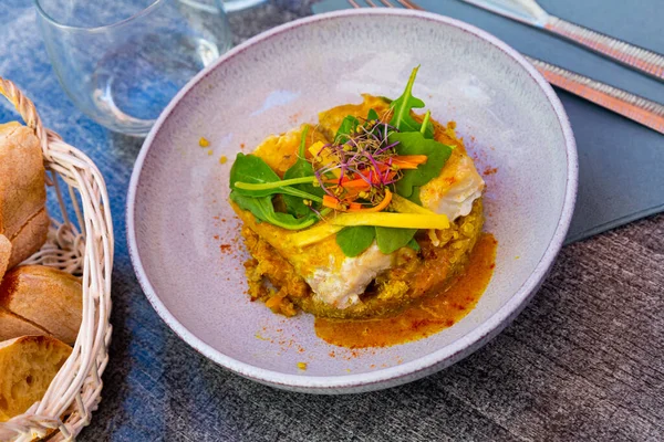 Sluitingen Van Kabeljauw Gebakken Met Curry Geserveerd Met Quinoa Groente — Stockfoto