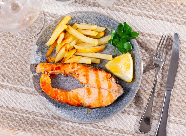 Appetizing Grilled Salmon Steak Side Dish French Fries Served Slice — стоковое фото