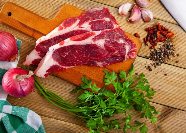 Carne Fresca Cruda Carne Manzo Disossata Affettata Fondo Legno — Foto Stock