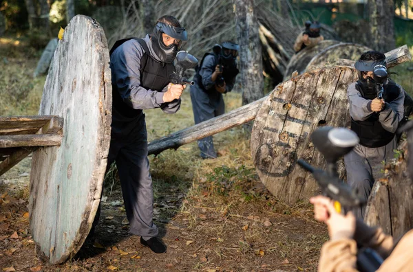 Team Eliminating Opponents Paintball Field People Protective Outwear Helmets Aiming — Foto Stock