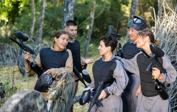 Homens Mulheres Felizes Compartilham Suas Impressões Jogar Paintball — Fotografia de Stock