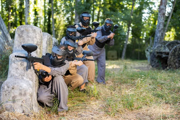 Team Taking Cover Eliminating Opponents Paintball Field People Protective Outwear — Foto Stock