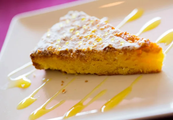 Delicioso Pastel Almendras Tarta Santiago Servido Con Salsa Naranja Plato —  Fotos de Stock