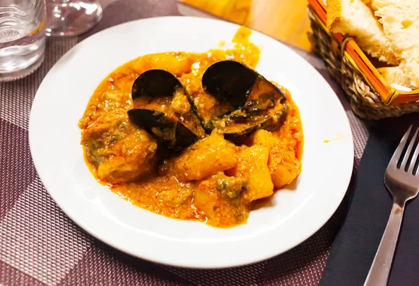 Smakelijk Stoofpotje Met Aardappelen Visfilets Mosselen Geserveerd Wit Bord — Stockfoto