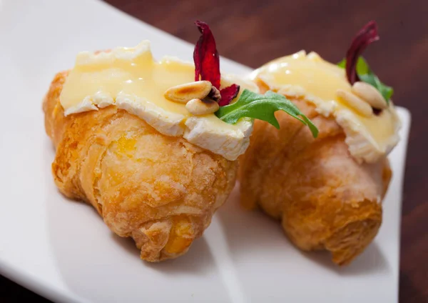 Mini Kruvasanda Peynirli Camembert Peyniri Tabakta Fransız Tatlısı — Stok fotoğraf