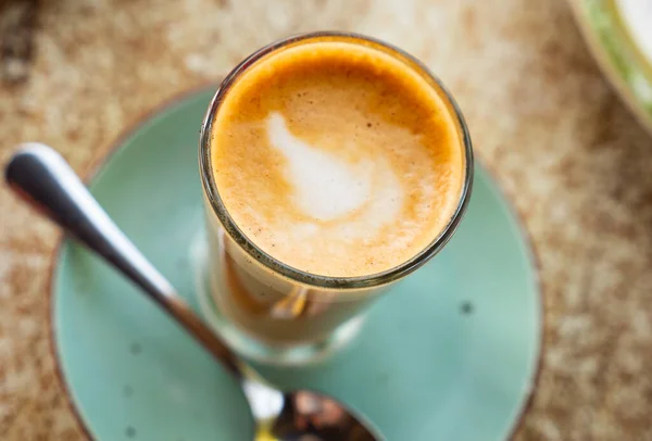 스페인 요리의 전국적 음료는 코타도 커피로 우유를 에스프레소를 기초로 만들어 — 스톡 사진