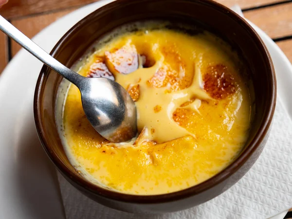 Lecker Süßer Pudding Crema Catalana Mit Einer Braunen Knusprigen Schicht — Stockfoto