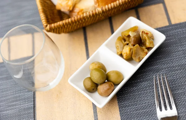 Pieces Delicious Spicy Pickled Eggplant Green Olives Served Appetizer Spanish — Zdjęcie stockowe