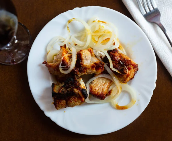 Traditional Georgian Grilled Pork Shashlyk Served Fresh Onions White Plate — Stock Photo, Image