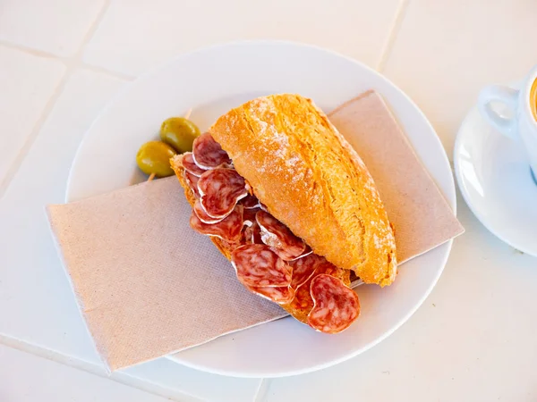 Sandwich Con Salchicha Seca Fuet Delicioso Desayuno Español — Foto de Stock