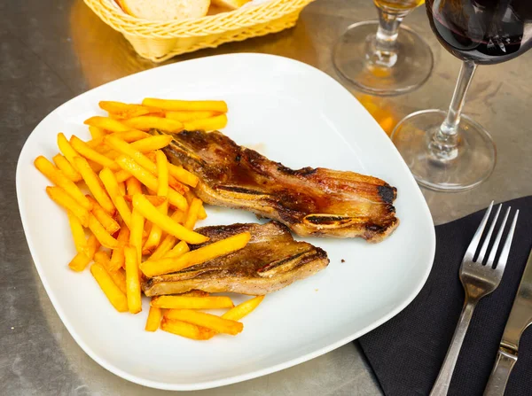 Cozinha Espanhola Churrasco Ternera Costelas Sobressalentes Com Batatas Uma Placa — Fotografia de Stock