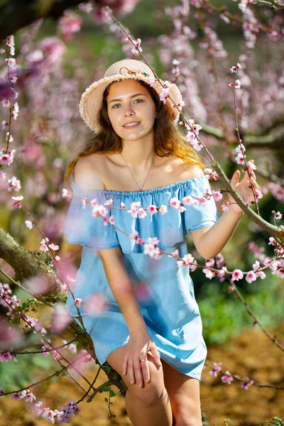 Chica Jardín Primavera Melocotón Vestido Azul Sombrero — Foto de Stock