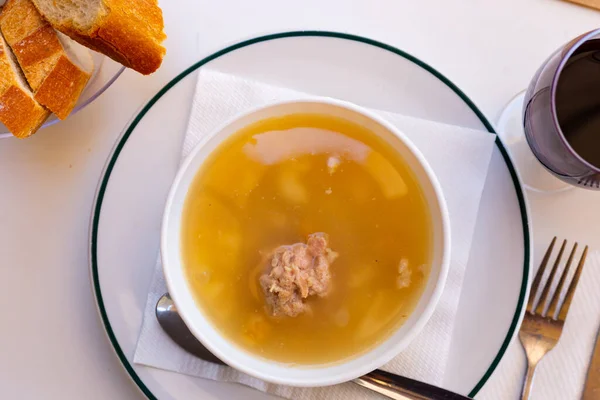 伝統的なカタルーニャのクリスマススープとミートボール スープの中のパスタと野菜のピペットリゲート — ストック写真