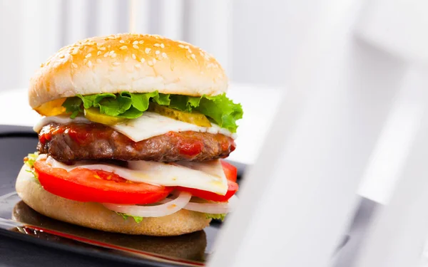 Délicieux Hamburger Savoureux Avec Escalope Bœuf Légumes Frais Fromage Assiette — Photo