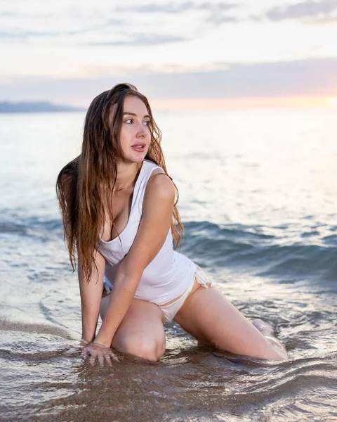 Menina Sexy Sentada Areia Costa Mar Pôr Sol — Fotografia de Stock