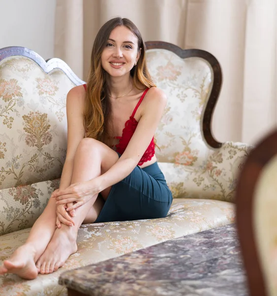 Junge Sexy Mädchen Posiert Ihrer Freizeit Auf Dem Sofa — Stockfoto