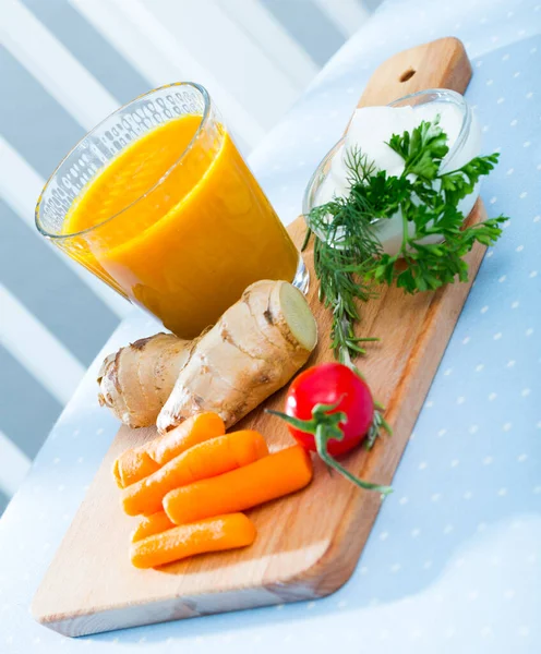 Gesundes Getränk Frisch Gepresster Karotten Ingwer Saft Serviert Mit Saurer — Stockfoto