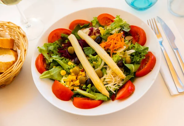 Aptitretare Spansk Sallad Med Ost Sparris Och Färska Grönsaker Serveras — Stockfoto