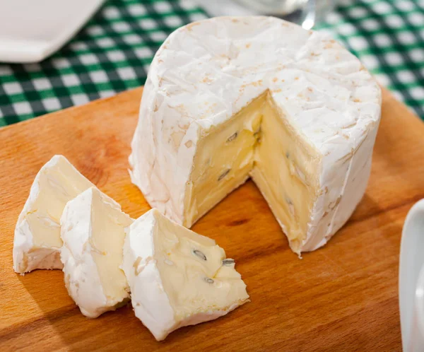 おいしいフランスのCambozolaチーズのイメージ 木製の机でスライス — ストック写真