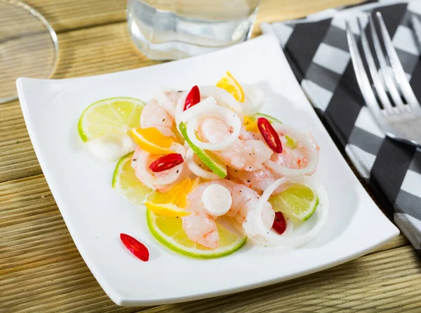 Savory Seafood Ceviche Dengan Udang Kapur Tangerine Onion Ring Dan — Stok Foto