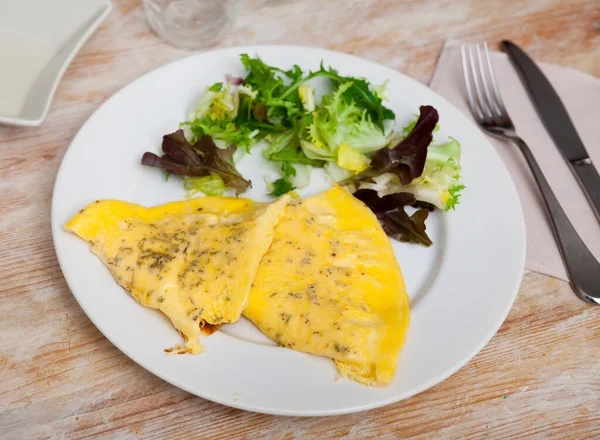 Plato Francés Nacional Una Tortilla Hecha Huevos Ligeramente Batidos Con — Foto de Stock